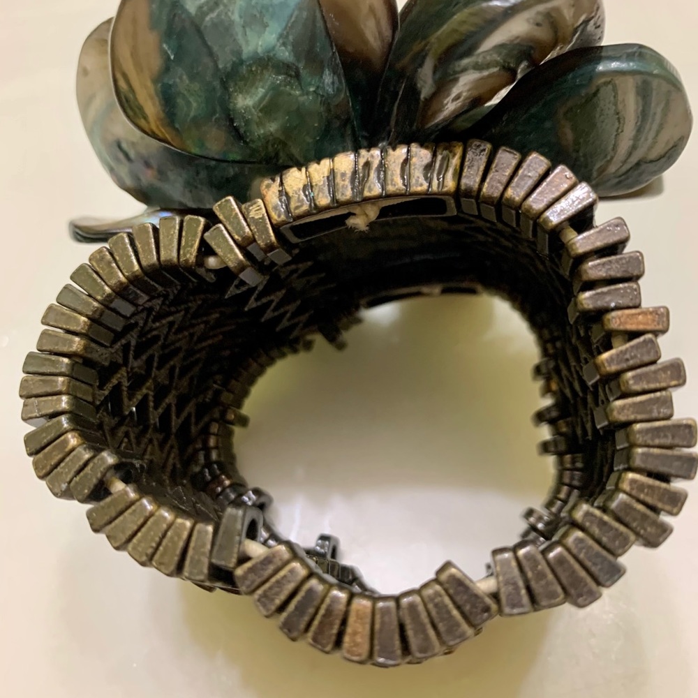 Pre-owned  Shell & Rhinestone Stretch Bracelet - Picture 3 of 3